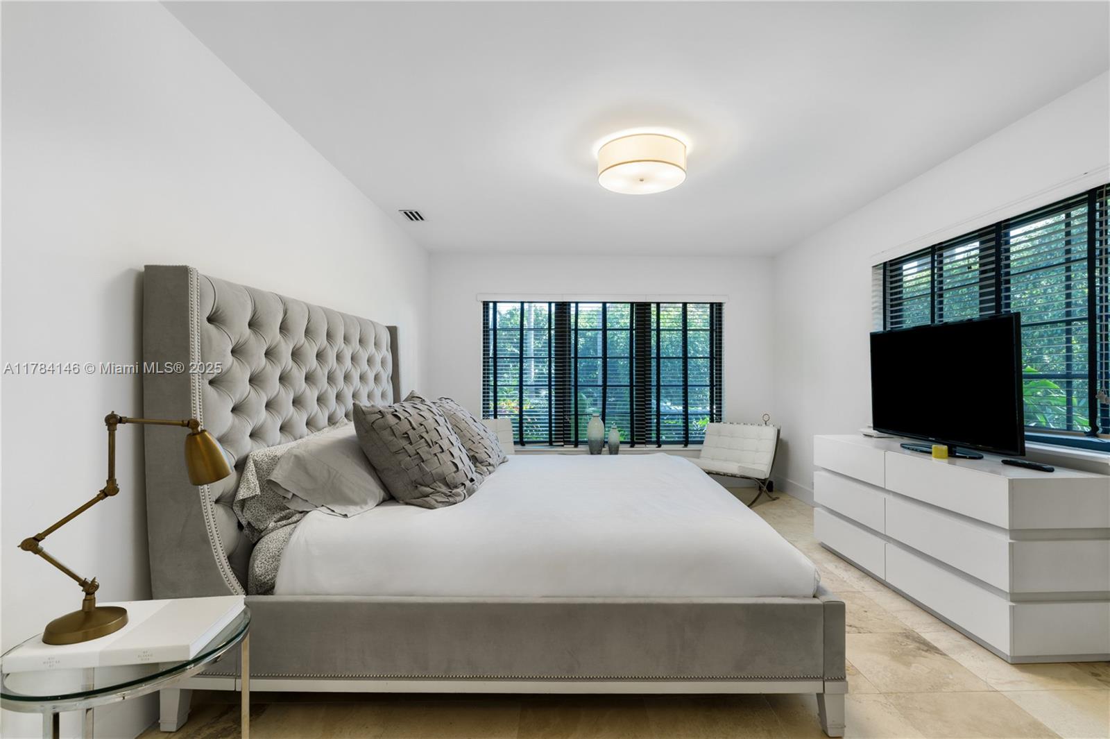 100 E Dilido Dr