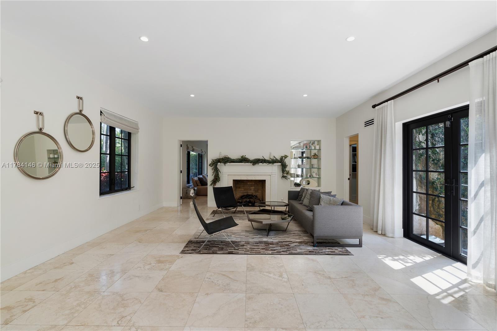 100 E Dilido Dr