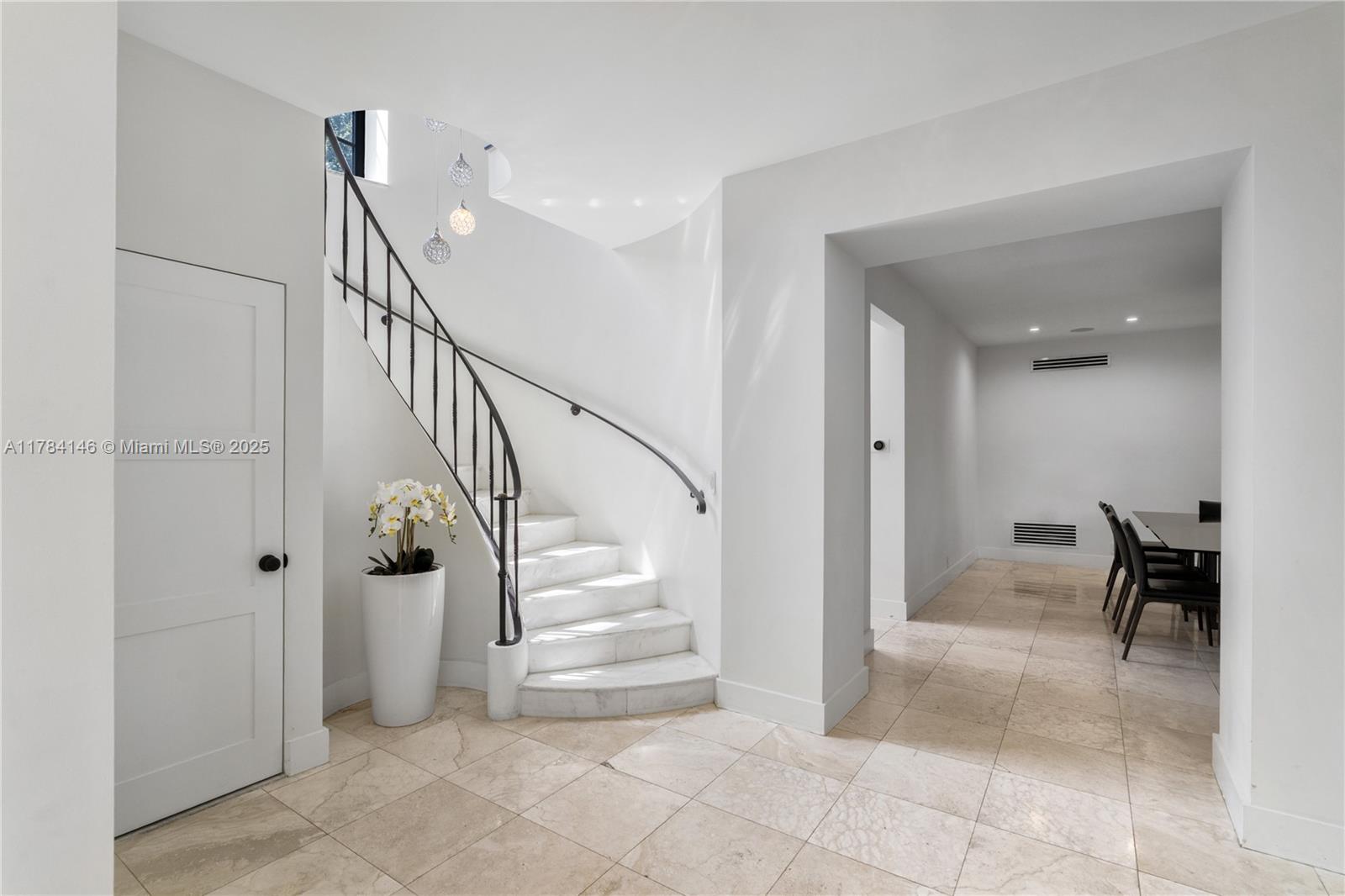 100 E Dilido Dr