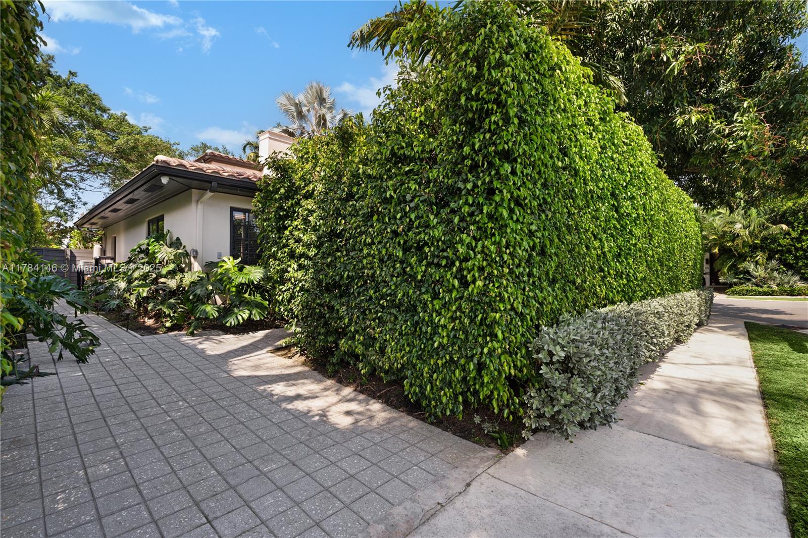 100 E Dilido Dr