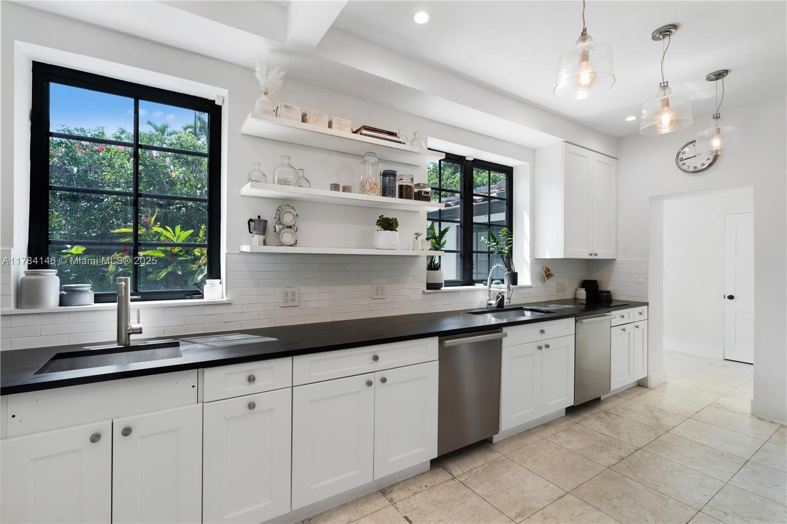 100 E Dilido Dr