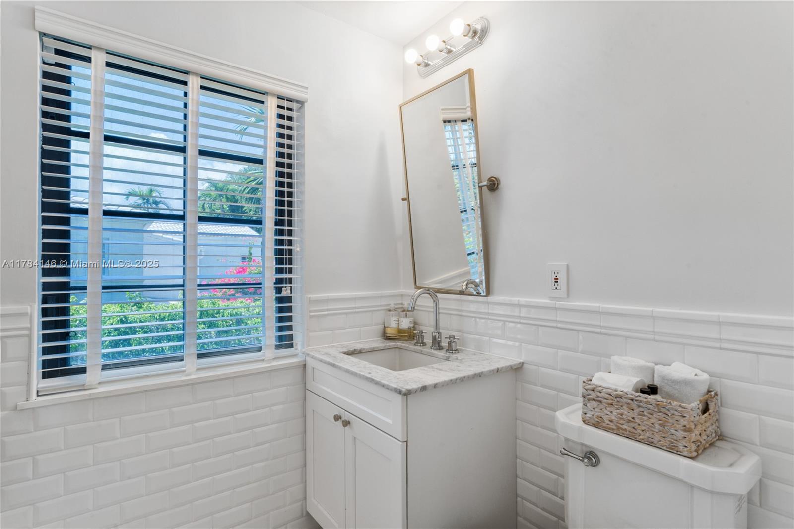 100 E Dilido Dr