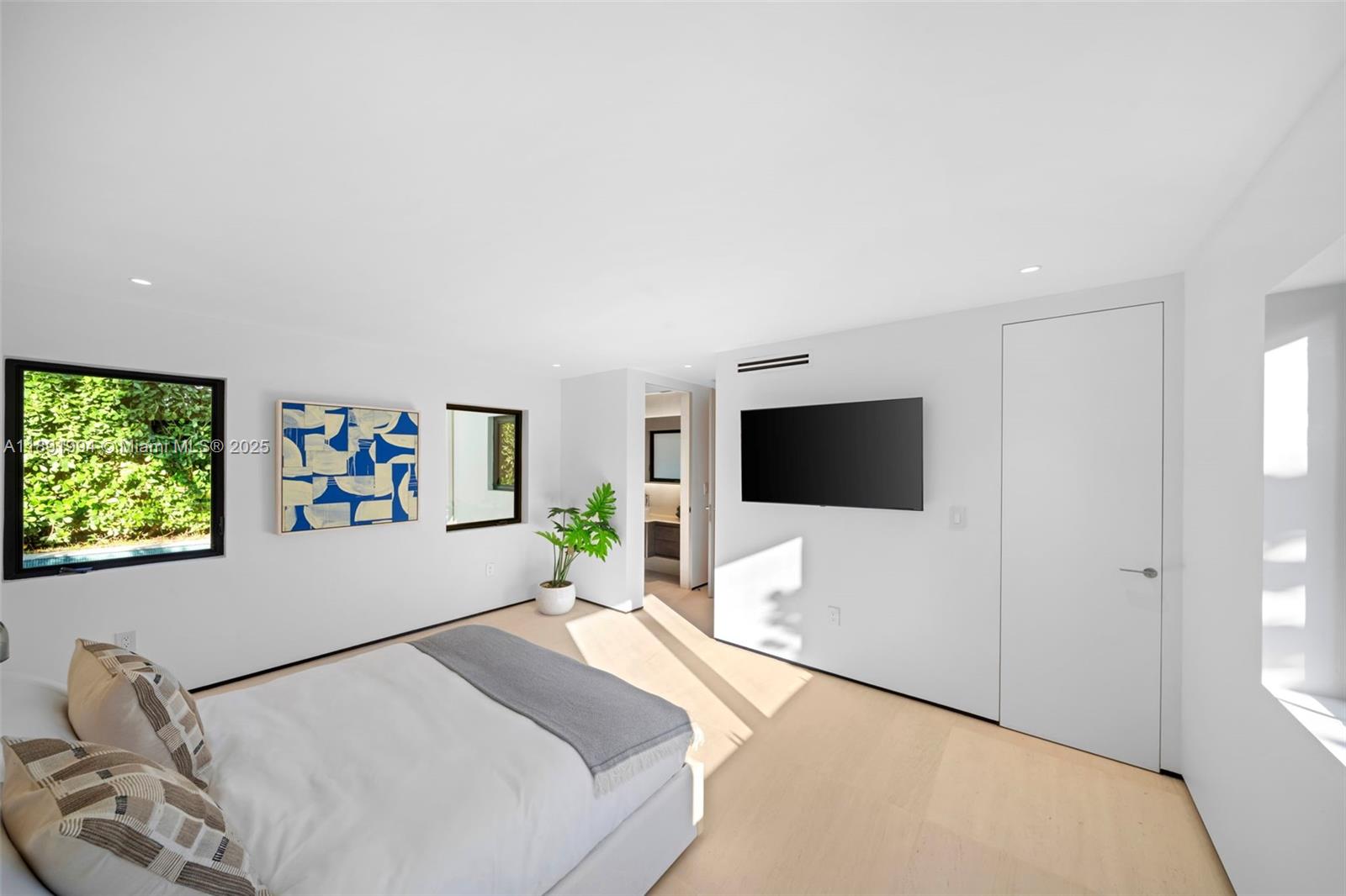222 E Rivo Alto Dr
