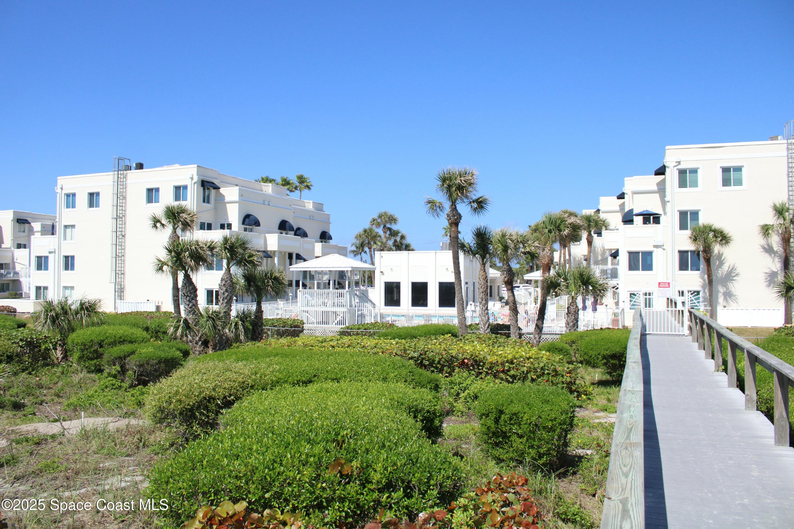 8600 Ridgewood Avenue, 1105