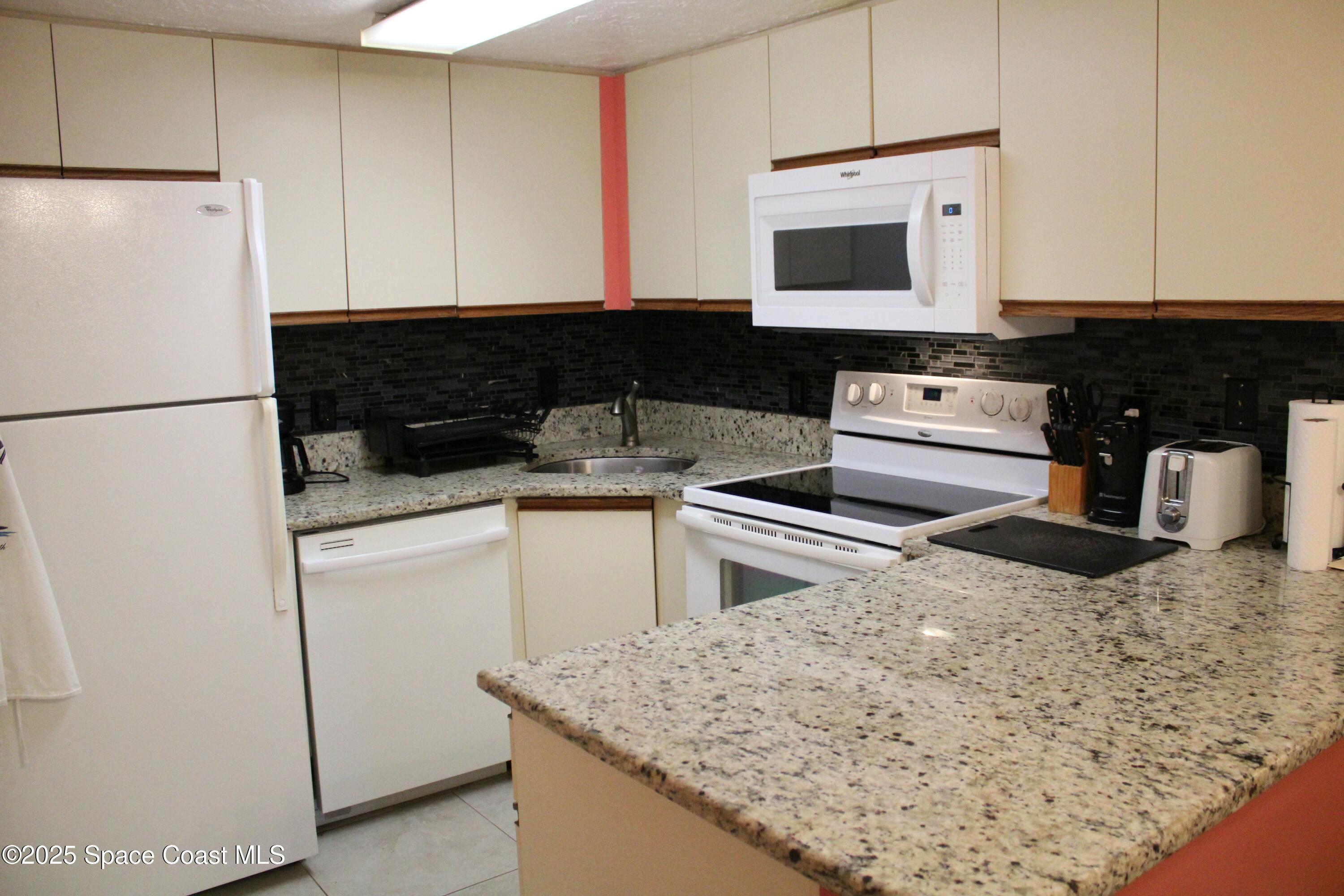 8600 Ridgewood Avenue, 1105