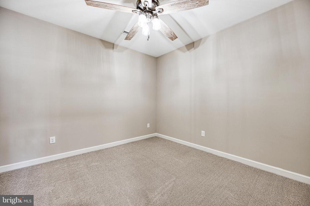 48 PINE DR