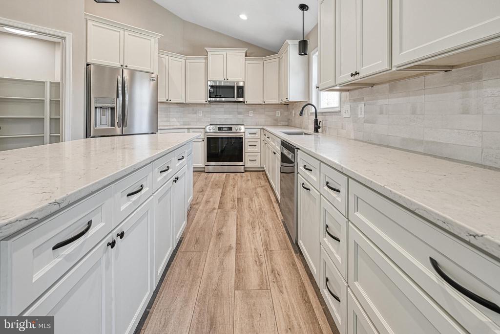 48 PINE DR
