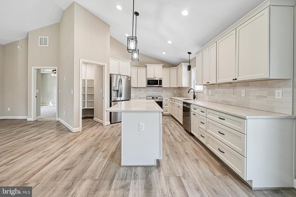 48 PINE DR
