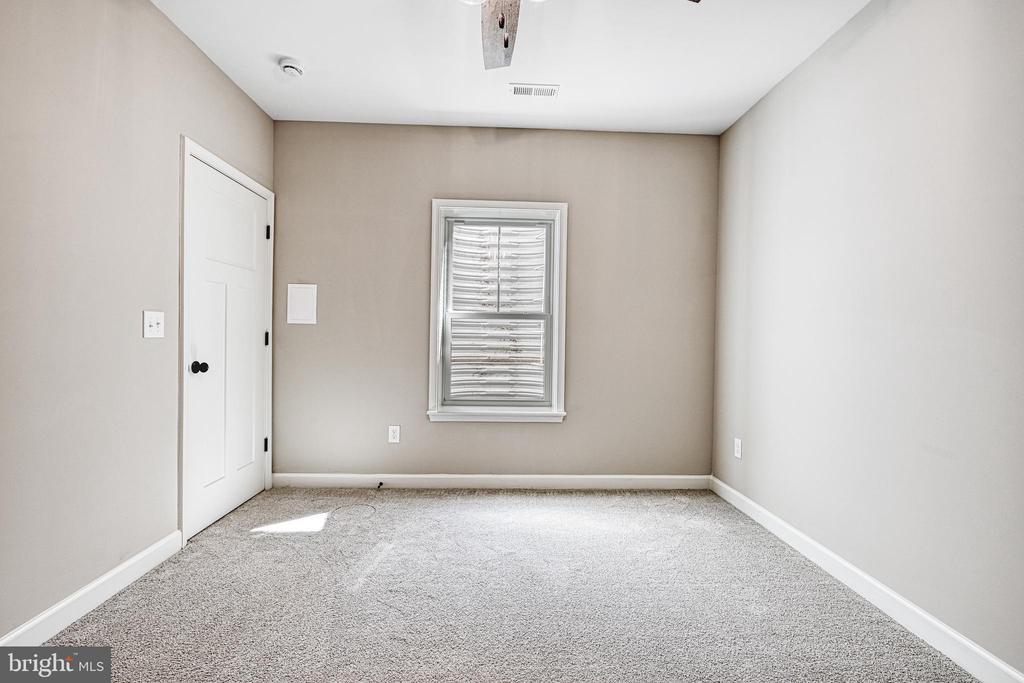 48 PINE DR
