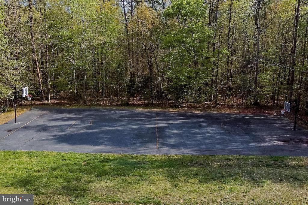 892 WINDWAY LANE