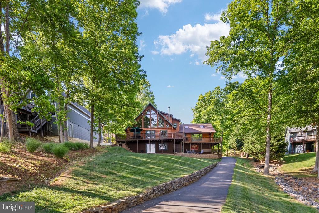5409 WYNDEMERE CIRCLE