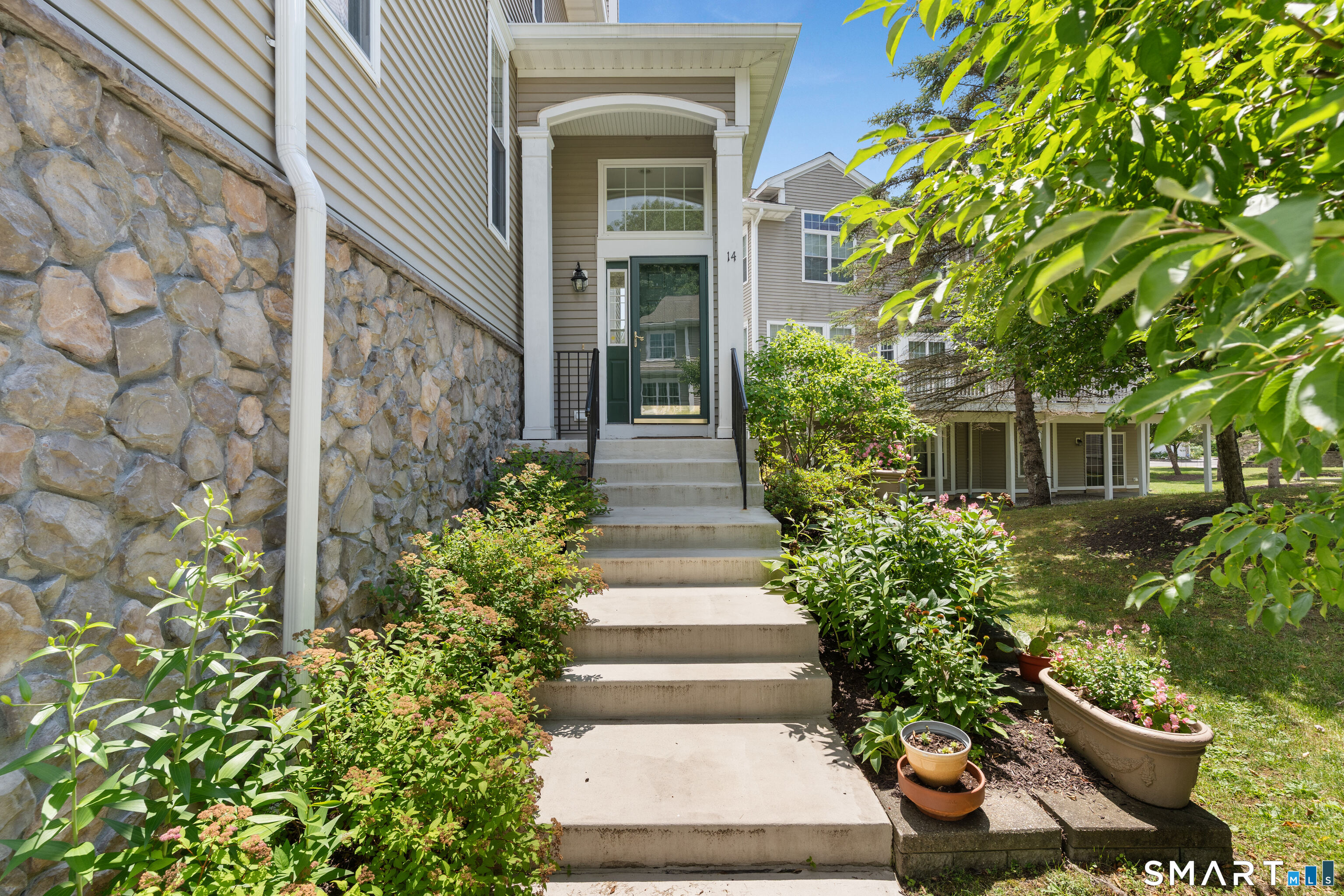 14 Cambridge Drive Unit: 14