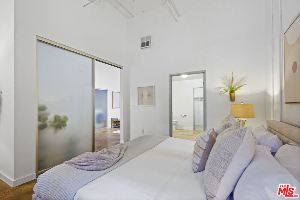 1130 S FLOWER Street Unit: 304