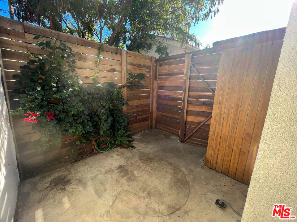 2346 1/2 Elmgrove Street