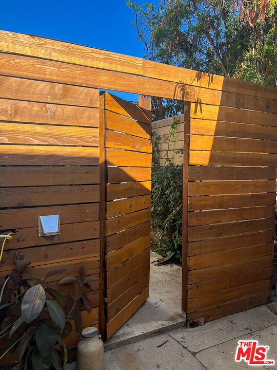 2346 1/2 Elmgrove Street