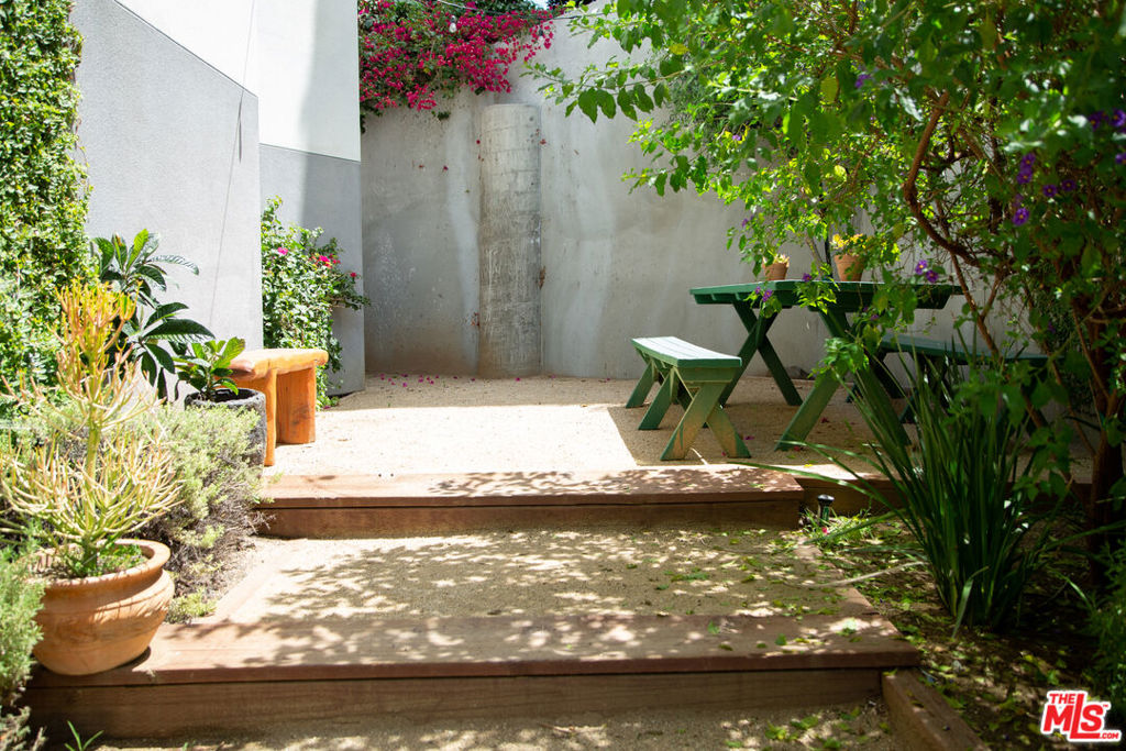 6348 Primrose Avenue