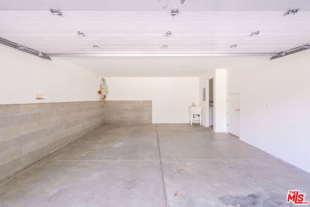 6348 Primrose Avenue