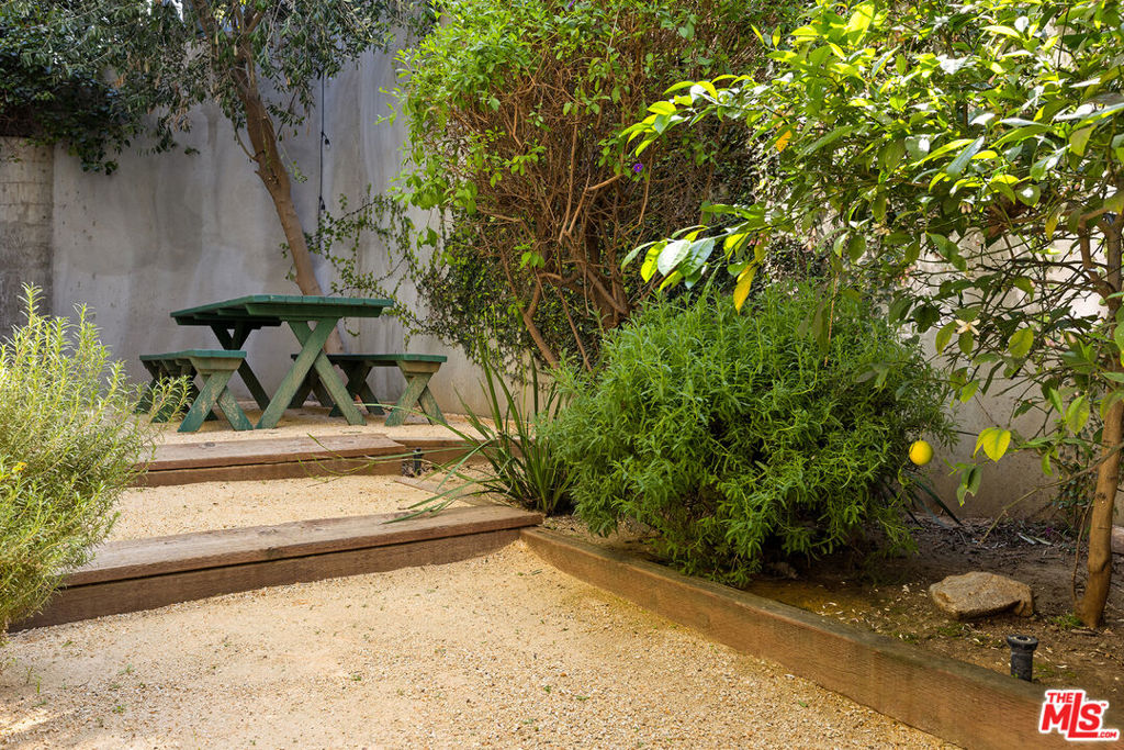 6348 Primrose Avenue 1/2