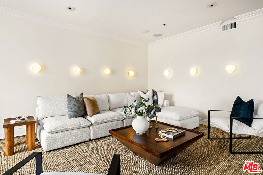 1023 Wilcox Avenue 301