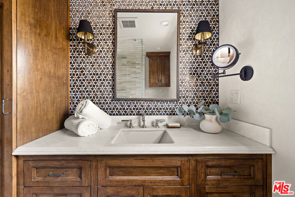 644 N Screenland Drive