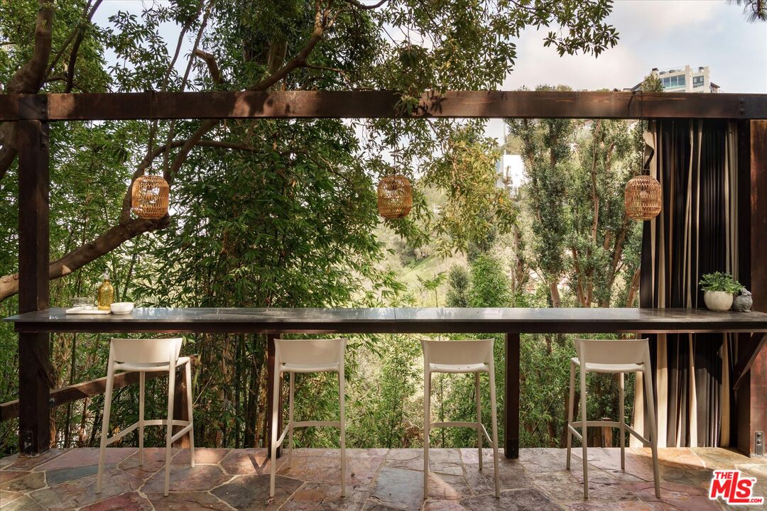 8882 Lookout Mountain Ave