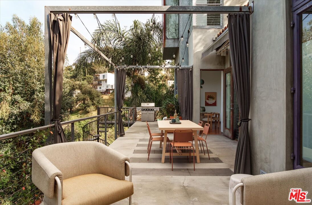 8882 Lookout Mountain Ave