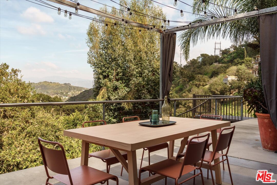 8882 Lookout Mountain Ave