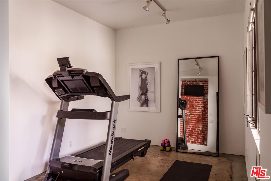 8882 Lookout Mountain Ave