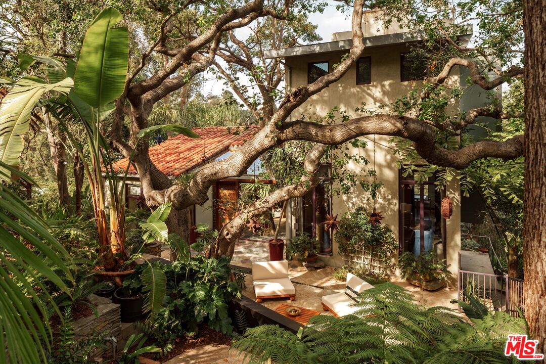 8882 Lookout Mountain Ave