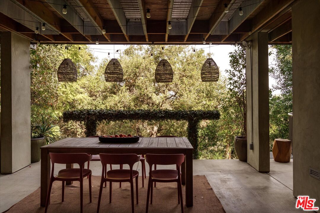 8882 Lookout Mountain Ave