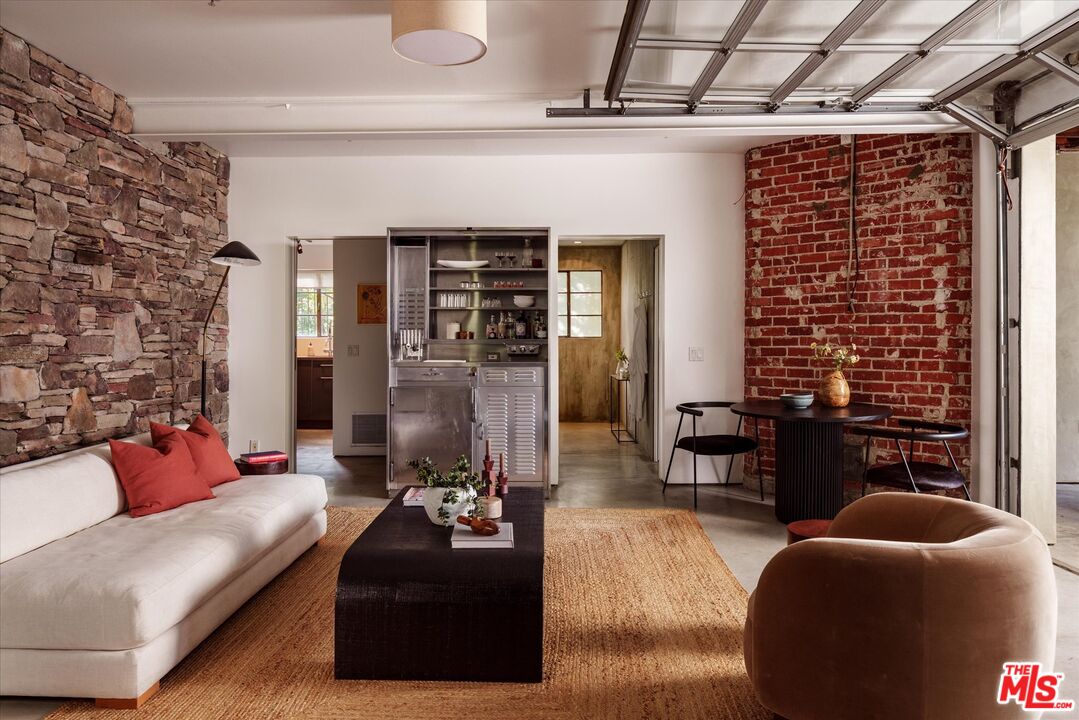 8882 Lookout Mountain Ave