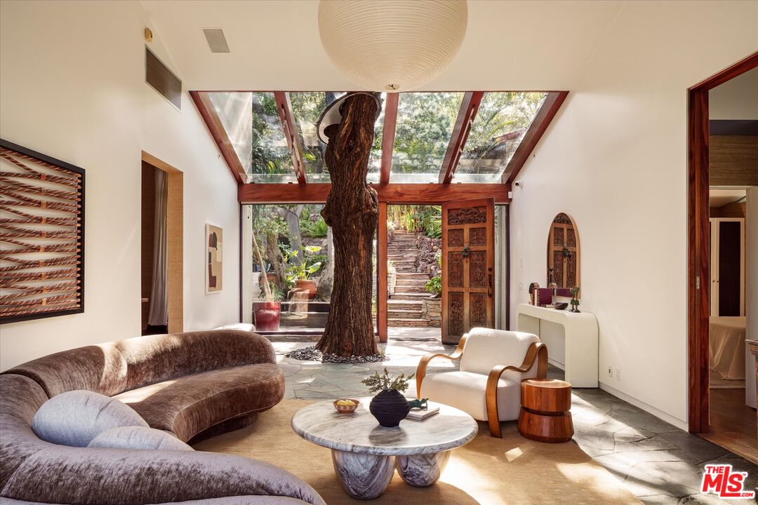 8882 Lookout Mountain Ave