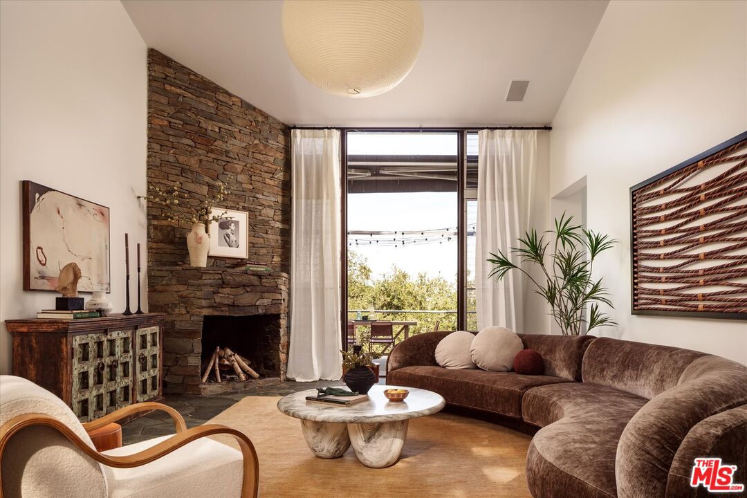 8882 Lookout Mountain Ave