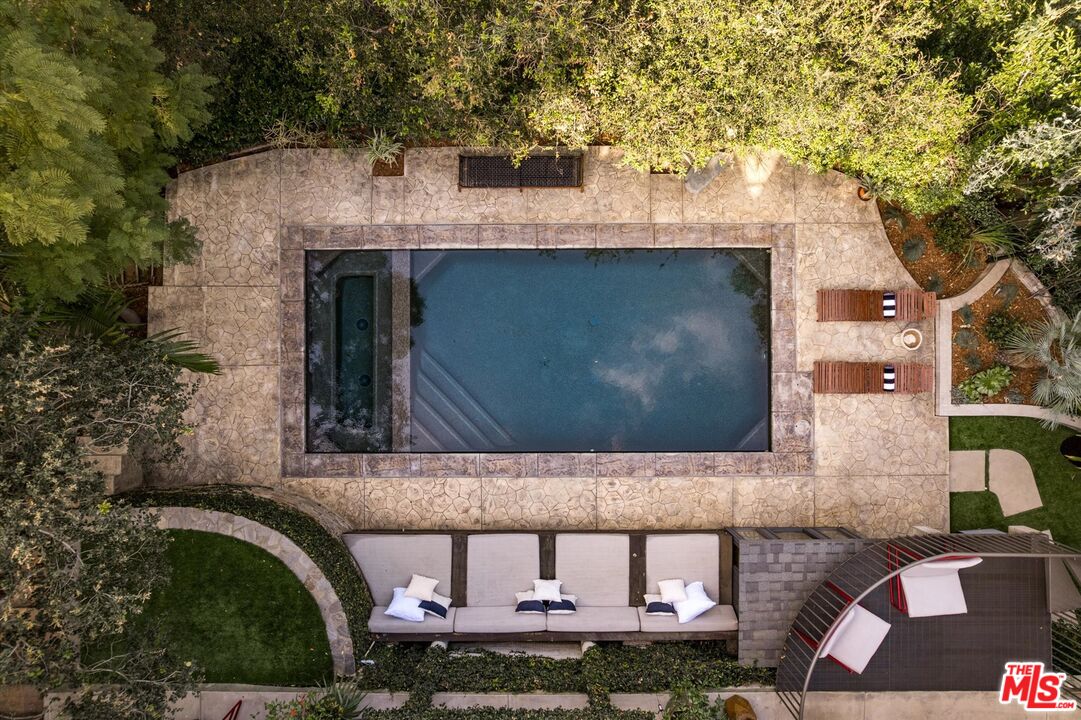 8882 Lookout Mountain Ave