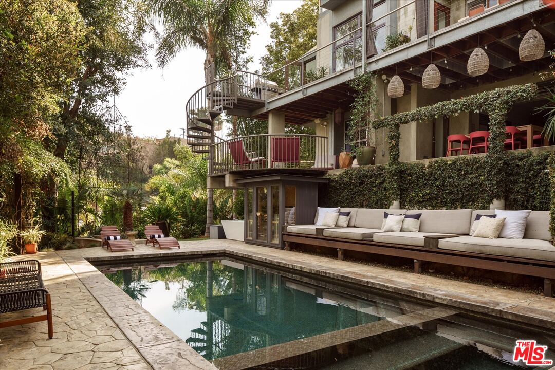 8882 Lookout Mountain Ave