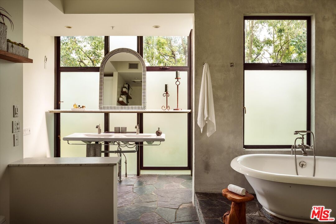 8882 Lookout Mountain Ave