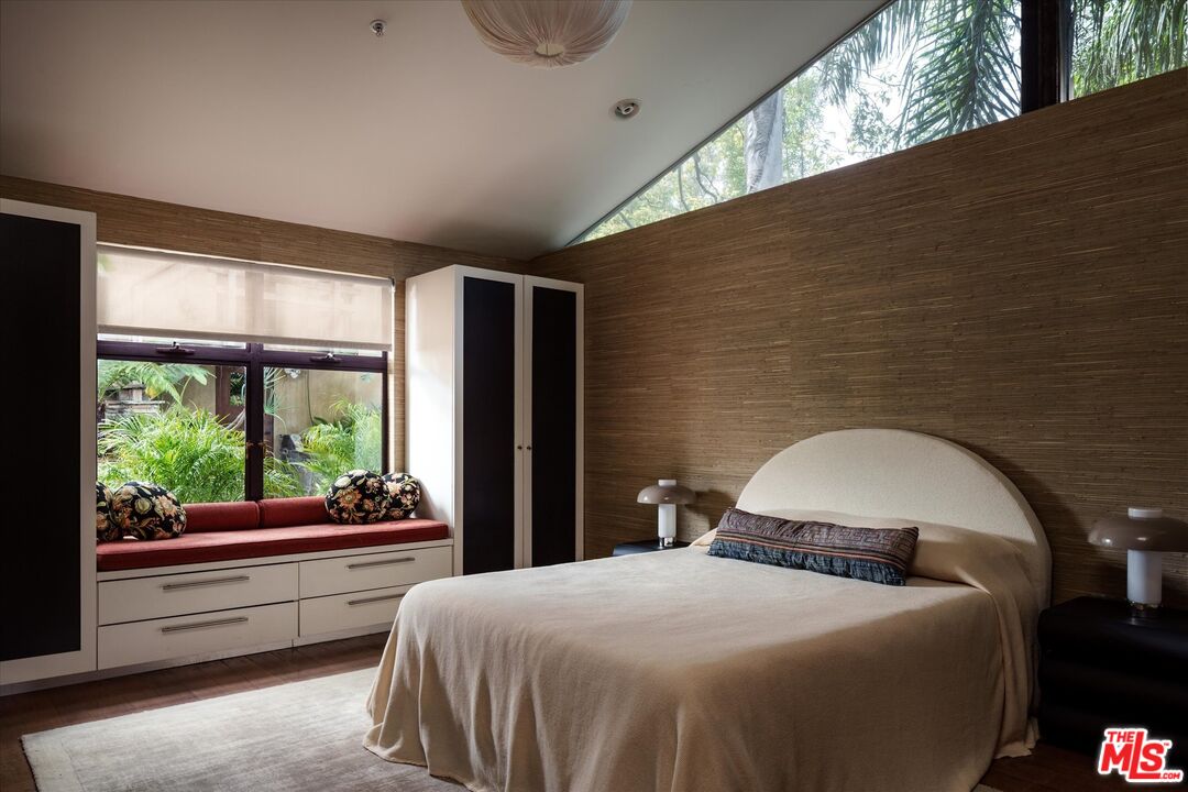 8882 Lookout Mountain Ave