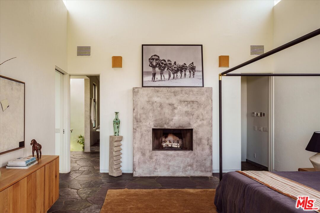 8882 Lookout Mountain Ave