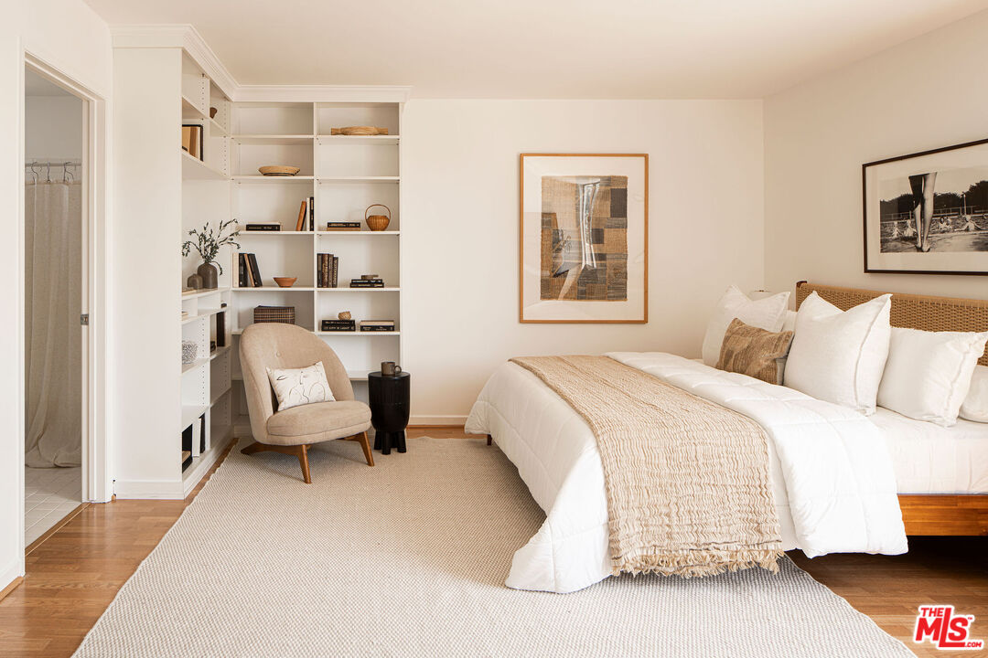 4434 Moorpark Way Unit: 104