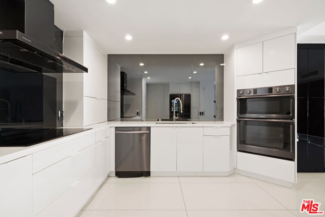 1100 Alta Loma Rd Unit: 1002