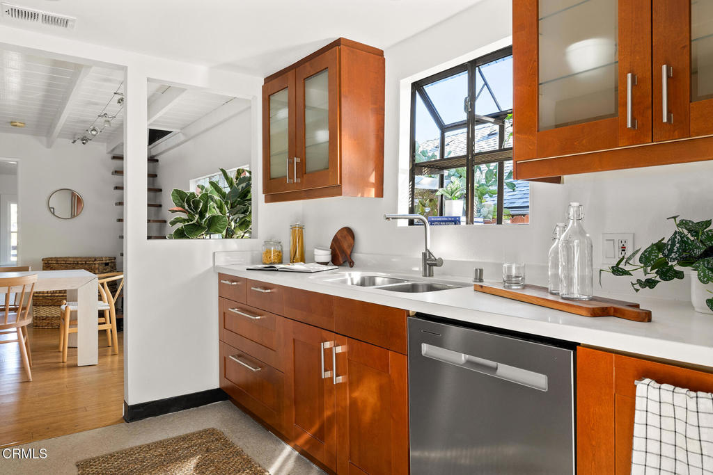 907 Crestwood Terrace