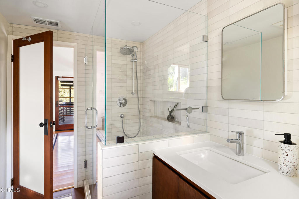 907 Crestwood Terrace