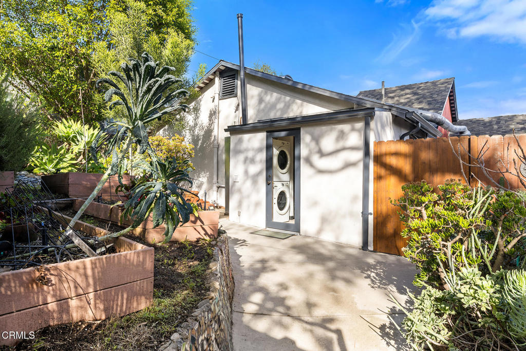 907 Crestwood Terrace