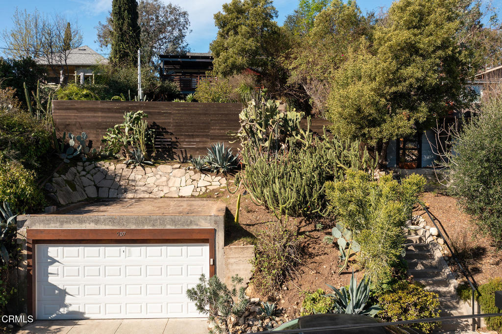 907 Crestwood Terrace