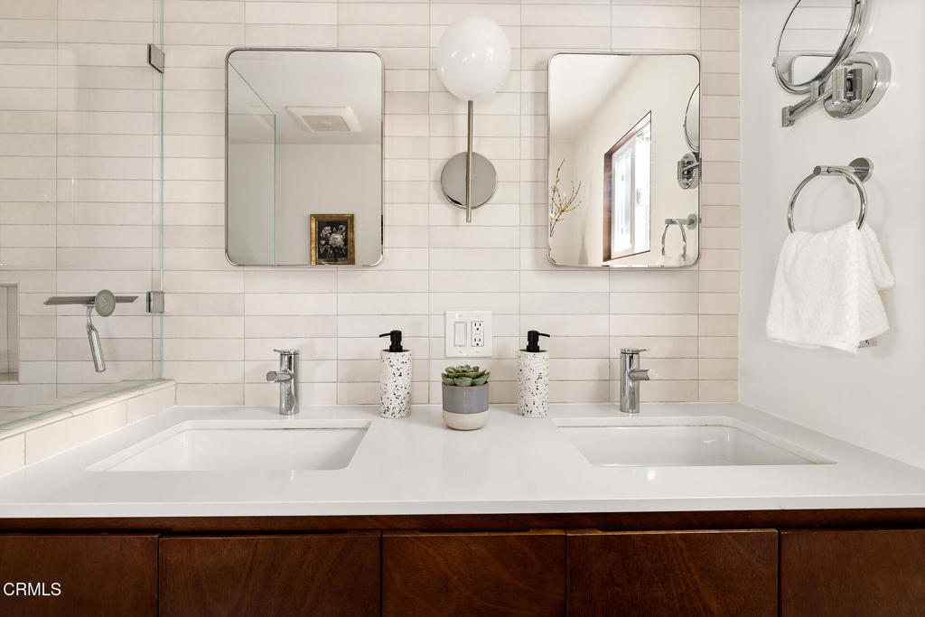 907 Crestwood Terrace