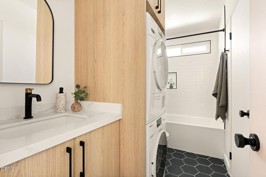 1523 E Windsor Road 206C