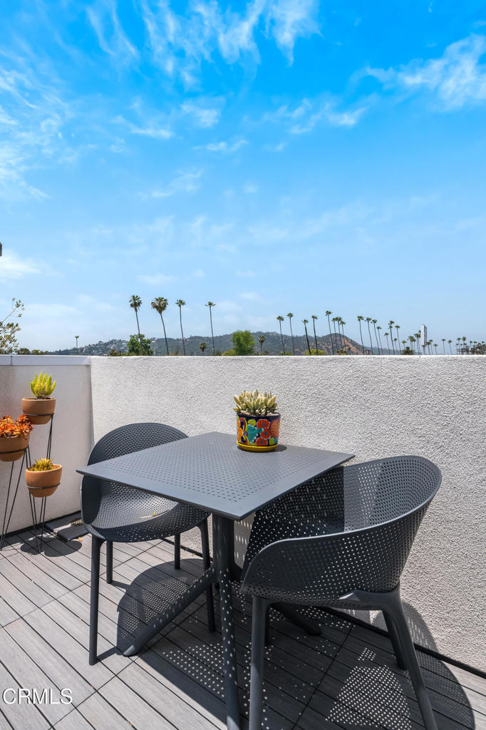 3559 Casitas Avenue