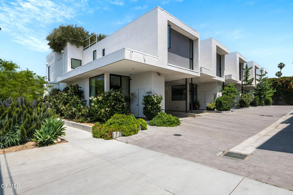 3559 Casitas Avenue