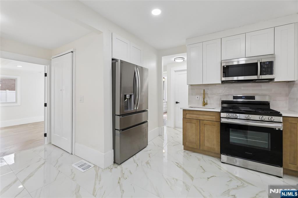 1087 Lambert Road