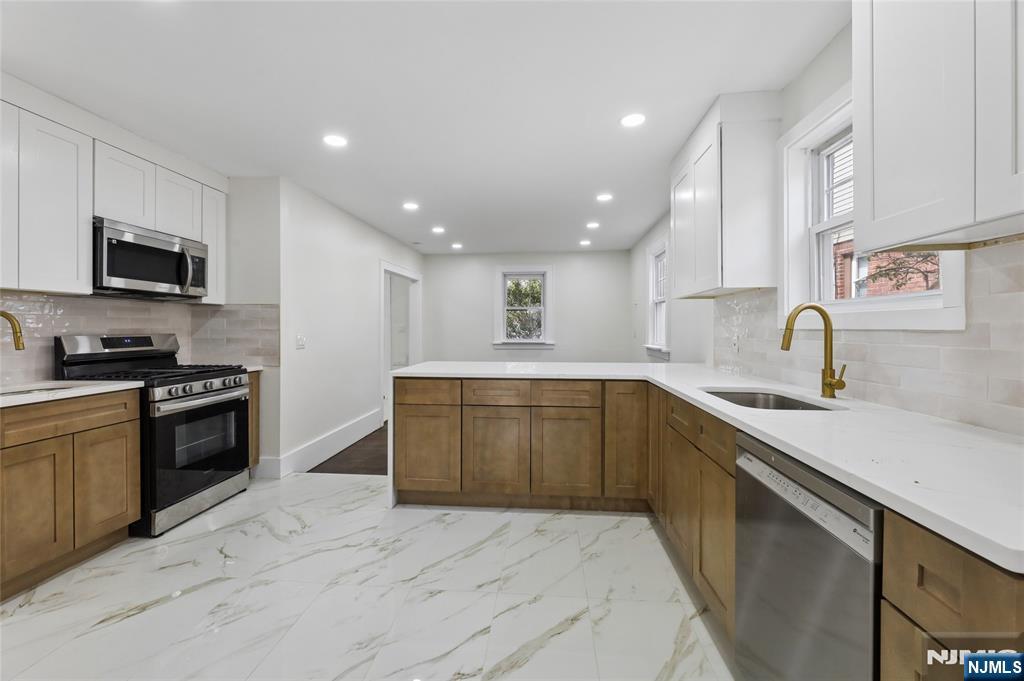 1087 Lambert Road
